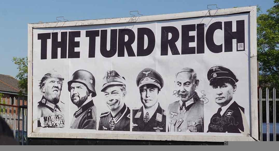 Manifesto pubblicitario stradale in cui Trump, Musk, Farage, Netanyahu, Vance e Putin sono ritratti in uniformi e insegne naziste.