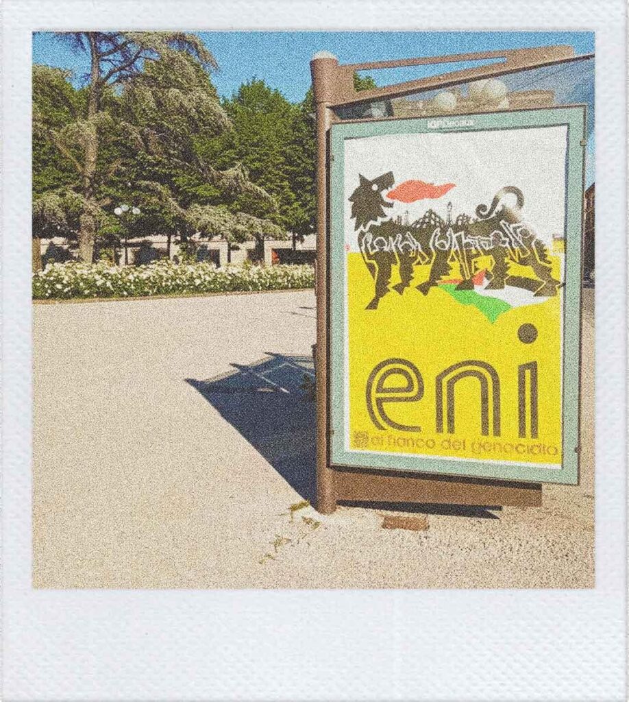 Eni al fianco del genocidio, manisteto 118 x 175 metri di Illustre Feccia.