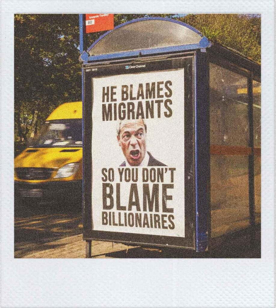 manifesto riporta la faccia di un Nigel Farage urlante; con i due testi: He Blames Migrants /
So you don't blame billionaires
Traducibile in: Lui incolpa i migranti / Così tu non dai la colpa ai miliardari