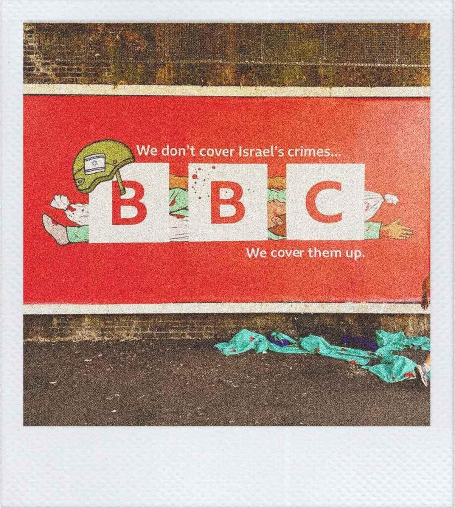 L'immagine mostra un grande cartellone pubblicitario su un muro di mattoni sotto un ponte, di Londra. Il logo della BBC copre il disegno di alcune persone morte, il testo riporta: "We don't cover Israel's crimes... We cover them up."